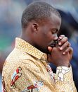 Almudi.org - Un joven africano reza durante la Misa de la festividad de San José