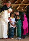 Almud.org - Benedicto XVI con niños, en Brasil