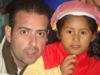 Almudi.org - Gustavo con una niña del Hogar