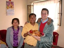 Almudi.org - Esteban recibiendo el detalle tradicional al padrino de Confirmaci&oacute;n