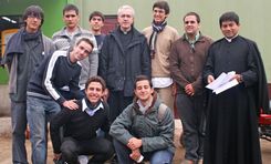 Almudi.org - El grupo de voluntarios con el Padre Alejandro Zelada. Foto Galia G&aacute;lvez