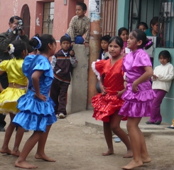 Almudi.org - No s&oacute;lo hubo poes&iacute;as, tambi&eacute;n bailes t&iacute;picos peruanos