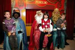 Reyes Magos entregando regalos