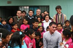 Almudi.org - Los voluntarios rodeados del cariño de todo, Perú'10. Foto de Galia Gálvez