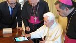 Almudi.org - El Papa con el iPad