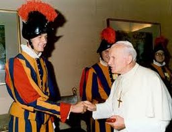 Almudi.org - Juan Pablo II y el guardia suizo