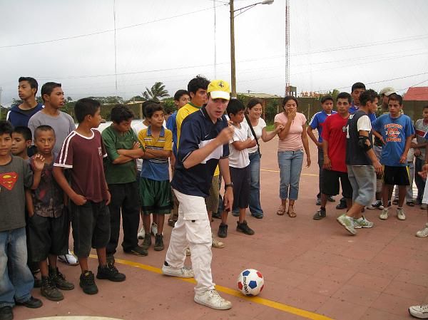 N07G098_20070728_Partidos_y_futbol_espanoles-campeones_00_result