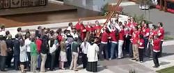 Almudi.org - Los jóvenes australianos pasan la cruz a los de Madrid