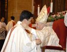 Almudi.org - Mons. Javier Echevarría abraza al filipino Anthony Reyes
