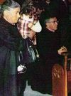 Almudi.org - San Josemaría rezando a la Virgen de los Desamparados, en su viaje a Valencia, en 1972