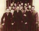 Almudi.org - San Josemaría con residentes y otros jóvenes en el balcón de la Residencia Samaniego, de Valencia