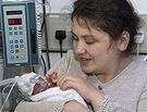 Almudi.org - Vavara Artamkin con una de sus quintillizas