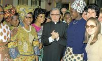 Almudi.org - San Josemaría con mujeres del Opus Dei