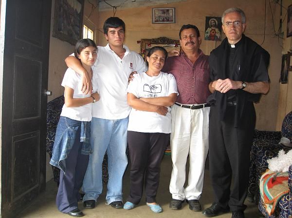 N07G084_20070724_Familia_de_Uriel_en_su_casa_02_result