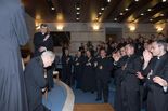 Almudi.org - El Prelado del Opus Dei recibe la bendici&oacute;n de sacerdotes